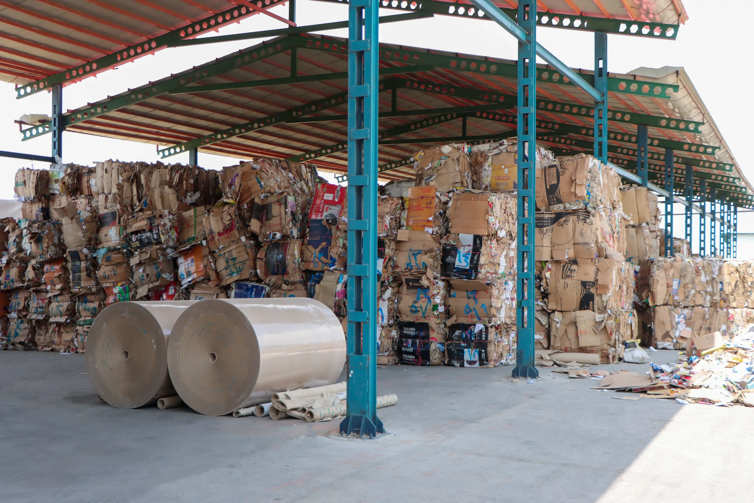 انبار ضایعات کارتن و مقوای فشرده، مواد اولیه شرکت ابتکار کاغذ صنایع آذربایجان برای بازیافت