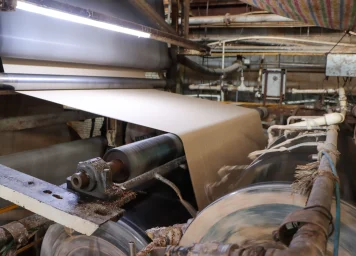 ورقه‌های کاغذ در حال تولید و فرم‌گیری روی ماشین‌آلات خط تولید کاغذ در کارخانه ابتکار کاغذ صنایع آذربایجان